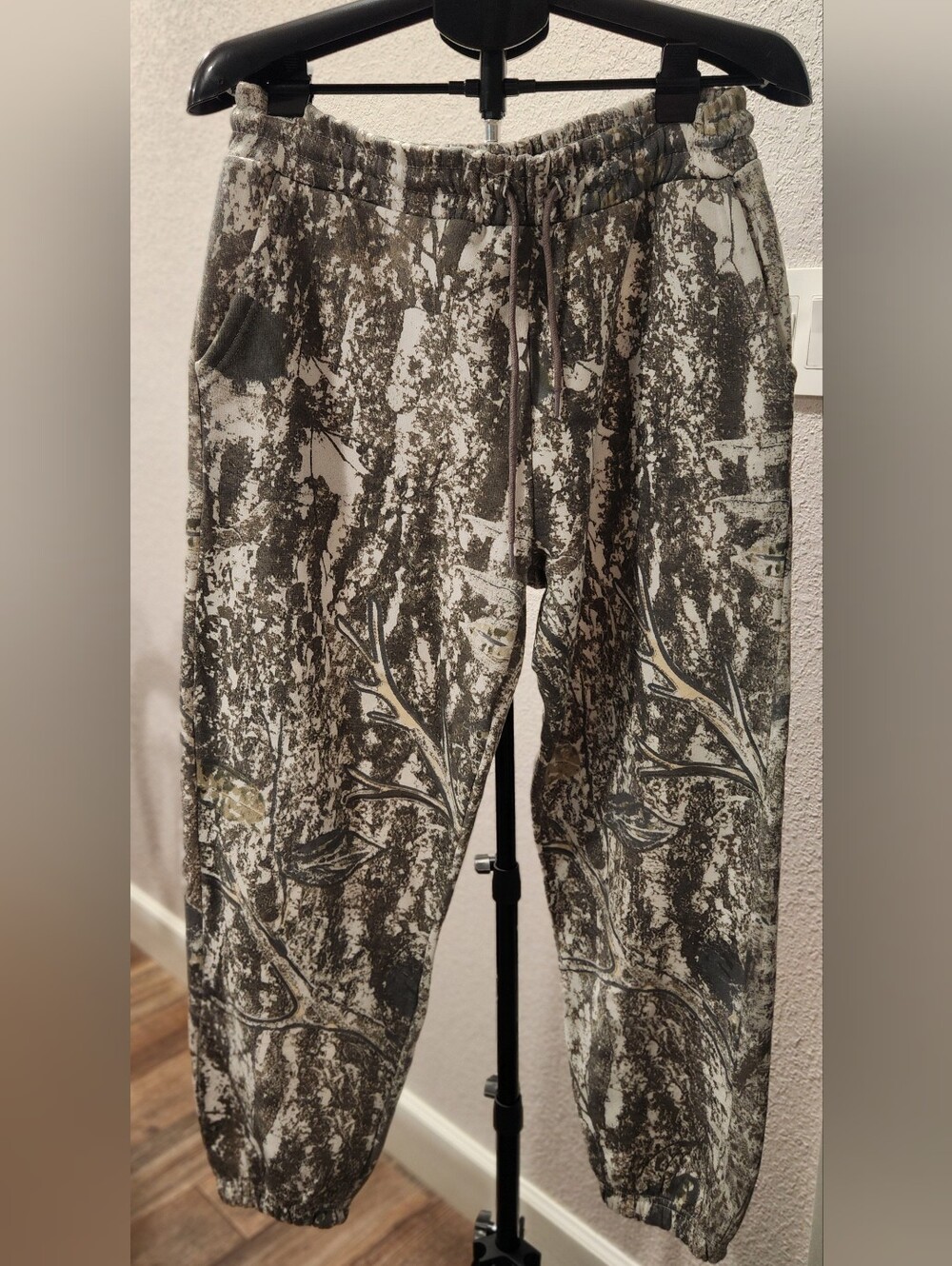 Men’s Gray & Cream Tree-Camo Jogger Pants – Size Large